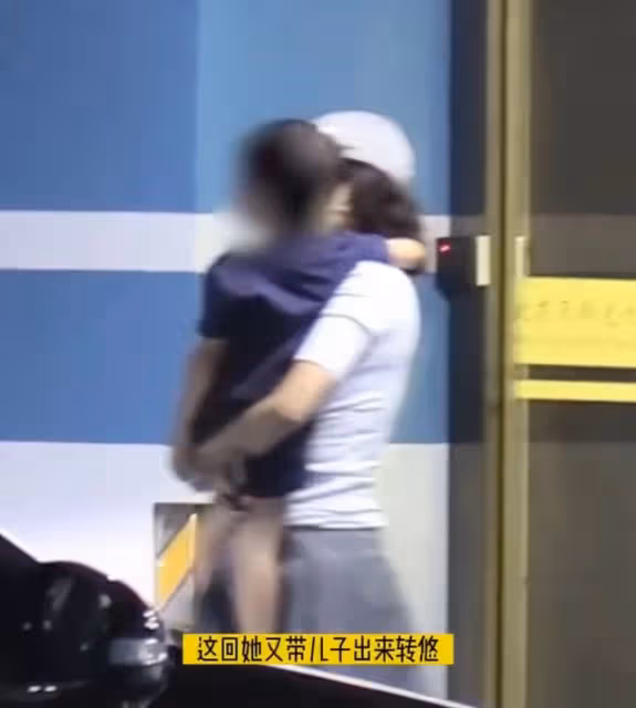 章子怡帶娃外出,全程抱在懷中不撒手,小兒子臉頰肉乎身高驚人