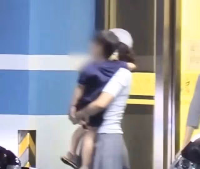 章子怡帶娃外出,全程抱在懷中不撒手,小兒子臉頰肉乎身高驚人