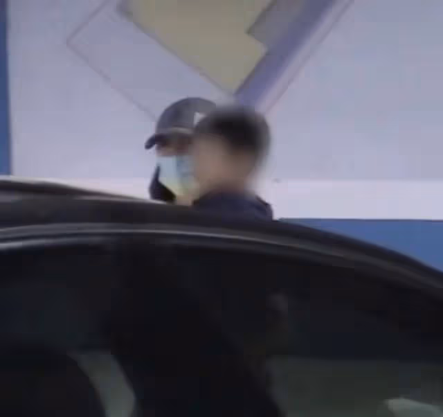 章子怡帶娃外出,全程抱在懷中不撒手,小兒子臉頰肉乎身高驚人