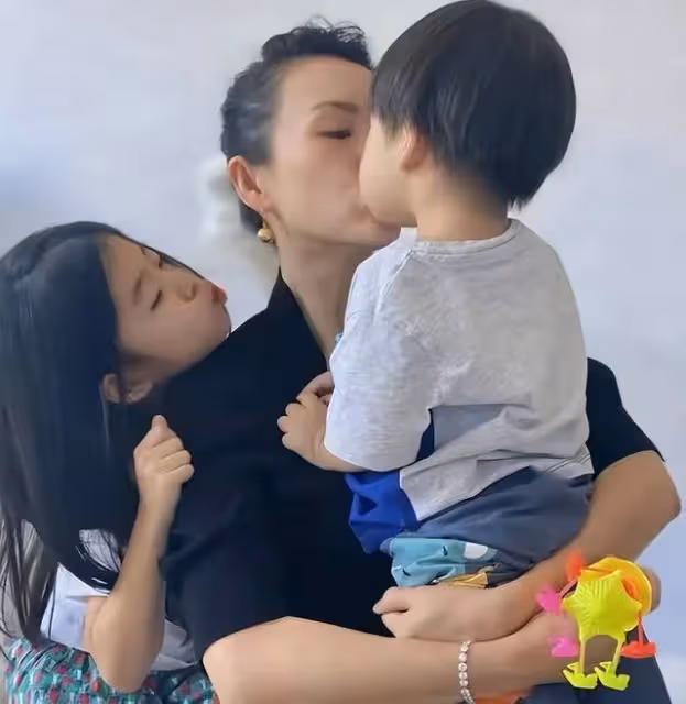 章子怡帶娃外出,全程抱在懷中不撒手,小兒子臉頰肉乎身高驚人