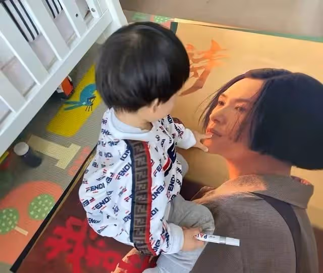 章子怡帶娃外出,全程抱在懷中不撒手,小兒子臉頰肉乎身高驚人