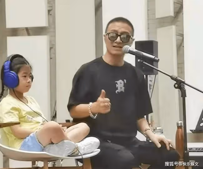 汪峰7歲女兒醒醒任音樂總監 指導工作顯霸氣