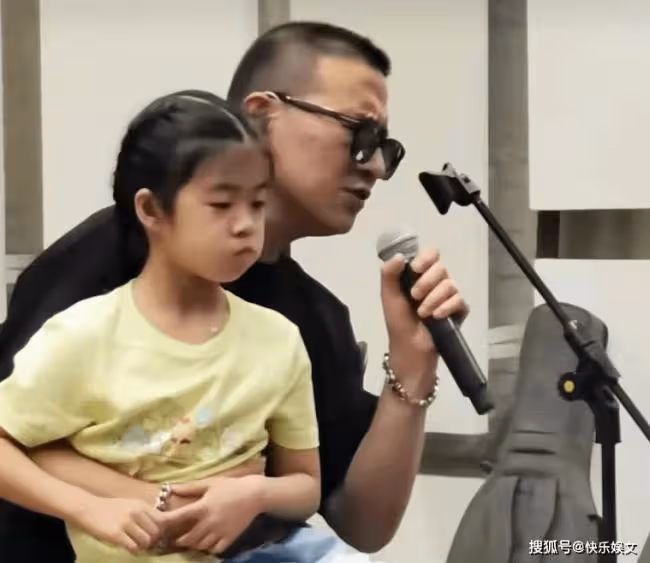 汪峰7歲女兒醒醒任音樂總監 指導工作顯霸氣