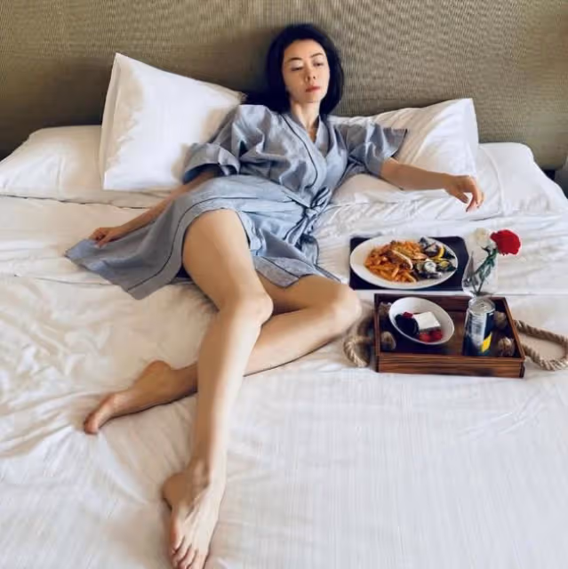 42歲熊黛林穿浴袍側面開衩 躺床上秀美腿