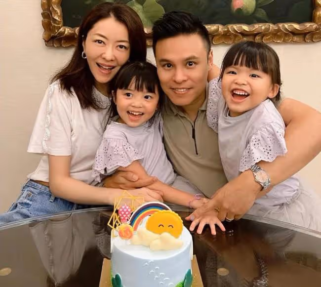 42歲熊黛林穿浴袍側面開衩 躺床上秀美腿