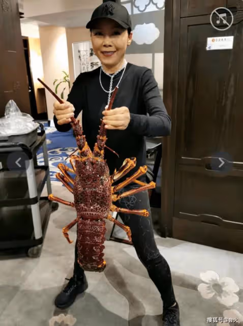 田震分享國外豪華生活 手握大龍蝦有半人高