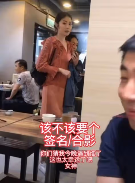 陳慧琳低調現身小餐館 50歲身材高挑似少女