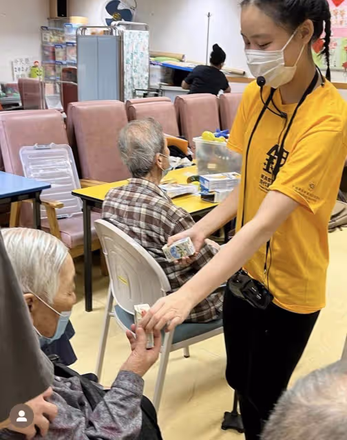 星二代度暑假：劉鑾雄女兒做義工，甘比女兒送物資，呂麗君女兒赴養老院獻唱
