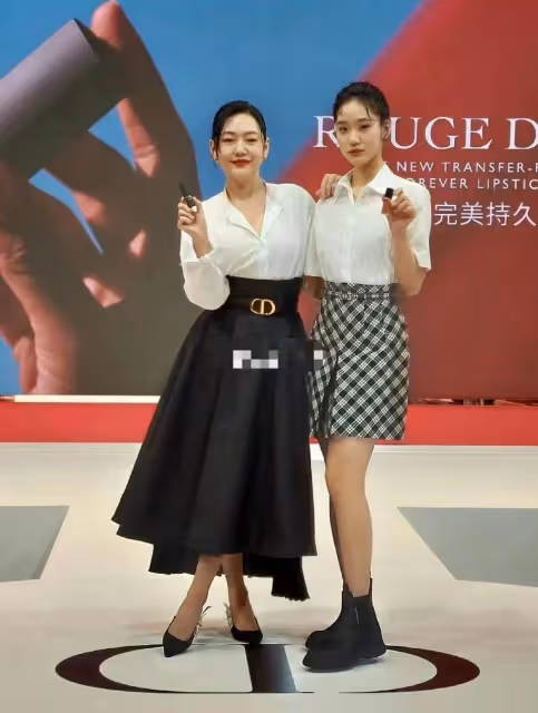 小S二女兒大變樣！他拍圖變樣不敢認，打扮知性顯常熟，網友：和媽媽年輕時好像