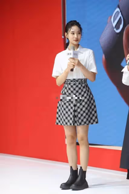 小S二女兒大變樣！他拍圖變樣不敢認，打扮知性顯常熟，網友：和媽媽年輕時好像