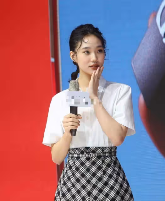 小S二女兒大變樣！他拍圖變樣不敢認，打扮知性顯常熟，網友：和媽媽年輕時好像