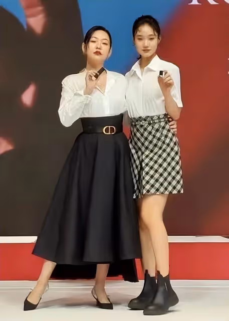 小S二女兒大變樣！他拍圖變樣不敢認，打扮知性顯常熟，網友：和媽媽年輕時好像