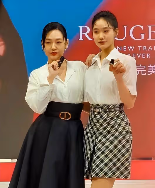 小S二女兒大變樣！他拍圖變樣不敢認，打扮知性顯常熟，網友：和媽媽年輕時好像