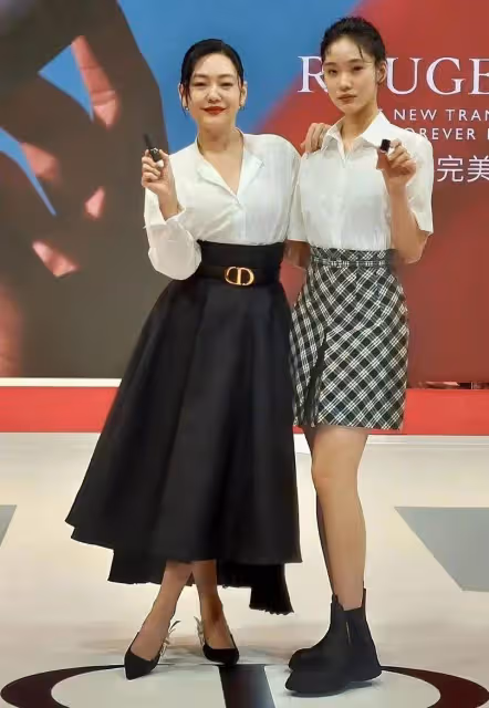 小S二女兒大變樣！他拍圖變樣不敢認，打扮知性顯常熟，網友：和媽媽年輕時好像