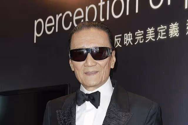 謝賢拿拐杖現身中環，補牙後導致嘴歪，與路人熱情合影