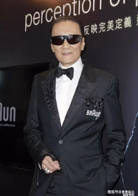 謝賢拿拐杖現身中環,補牙後導致嘴歪,與路人熱情合影