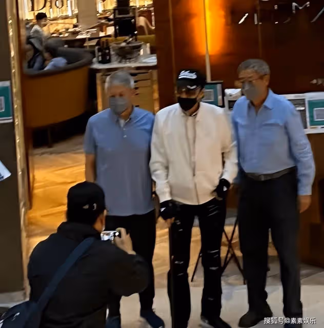 謝賢拿拐杖現身中環,補牙後導致嘴歪,與路人熱情合影