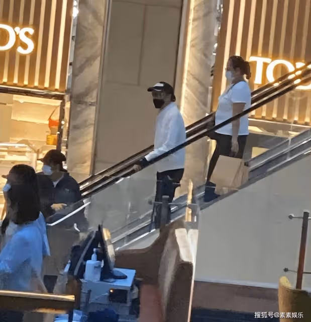 謝賢拿拐杖現身中環,補牙後導致嘴歪,與路人熱情合影