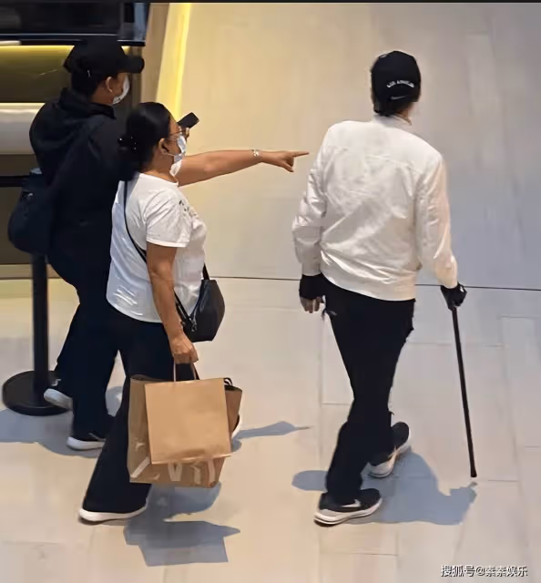 謝賢拿拐杖現身中環,補牙後導致嘴歪,與路人熱情合影