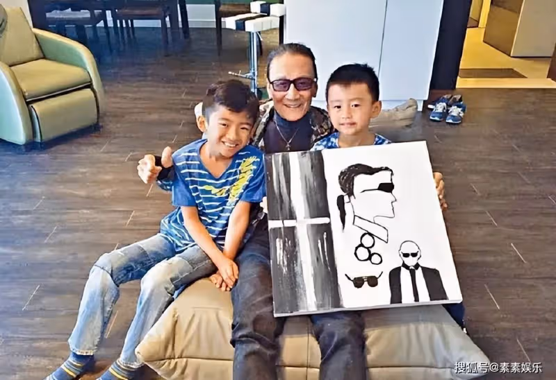謝賢拿拐杖現身中環,補牙後導致嘴歪,與路人熱情合影