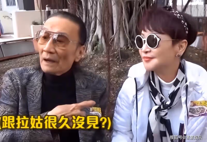 謝賢拿拐杖現身中環,補牙後導致嘴歪,與路人熱情合影