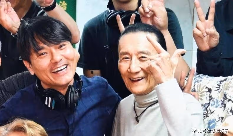 謝賢拿拐杖現身中環,補牙後導致嘴歪,與路人熱情合影