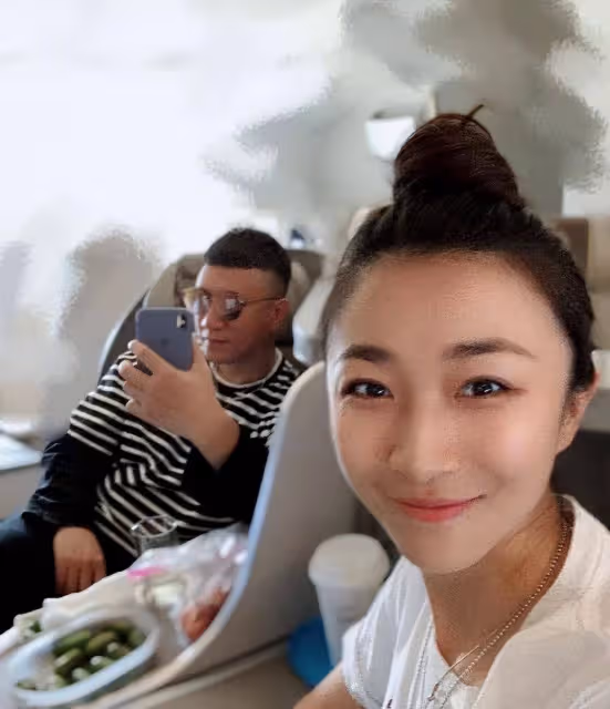 孫紅雷與小15歲老婆王駿迪罕同框,夫妻倆默契比心,好有夫妻相