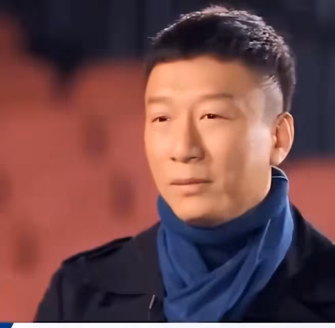 孫紅雷與小15歲老婆王駿迪罕同框,夫妻倆默契比心,好有夫妻相