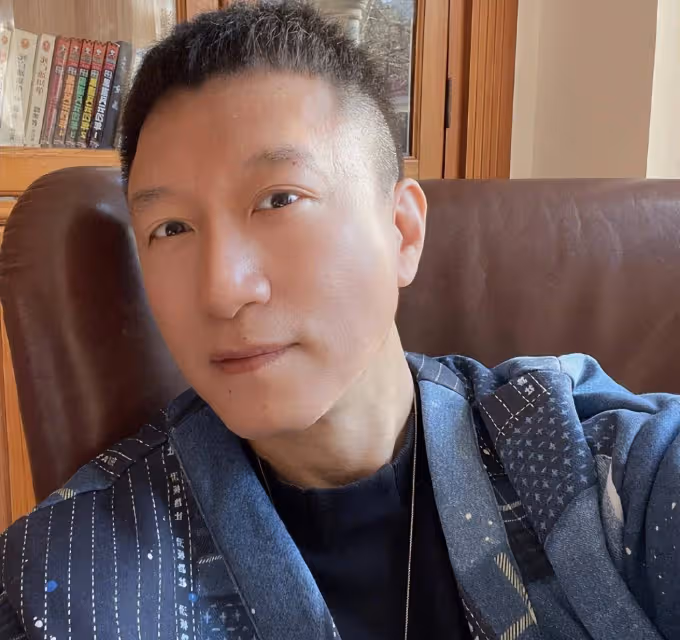 孫紅雷與小15歲老婆王駿迪罕同框,夫妻倆默契比心,好有夫妻相