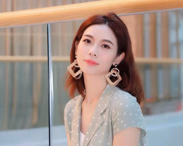 TVB前知名長腿女神低調炫富！戴百萬名牌手錶，賠錢離巢發展