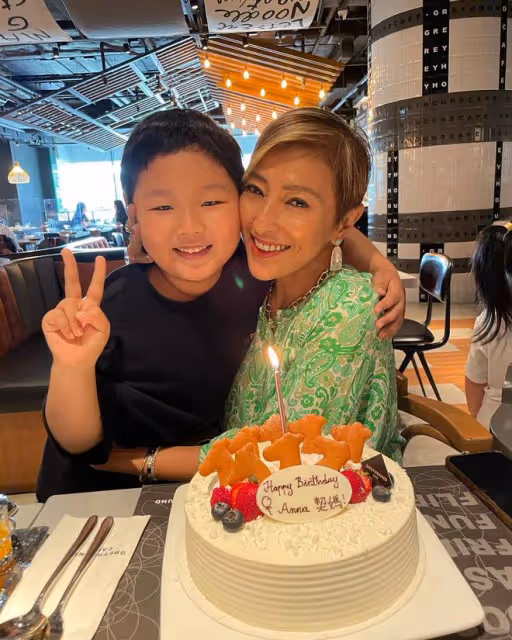 杜德偉小24歲嬌妻攜子參加聚會，皮膚白皙氣質好，5歲兒子太像爸