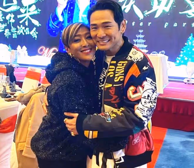 杜德偉小24歲嬌妻攜子參加聚會，皮膚白皙氣質好，5歲兒子太像爸