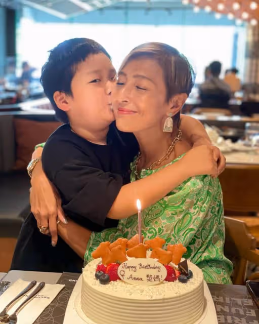 杜德偉小24歲嬌妻攜子參加聚會，皮膚白皙氣質好，5歲兒子太像爸
