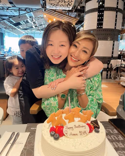 杜德偉小24歲嬌妻攜子參加聚會，皮膚白皙氣質好，5歲兒子太像爸