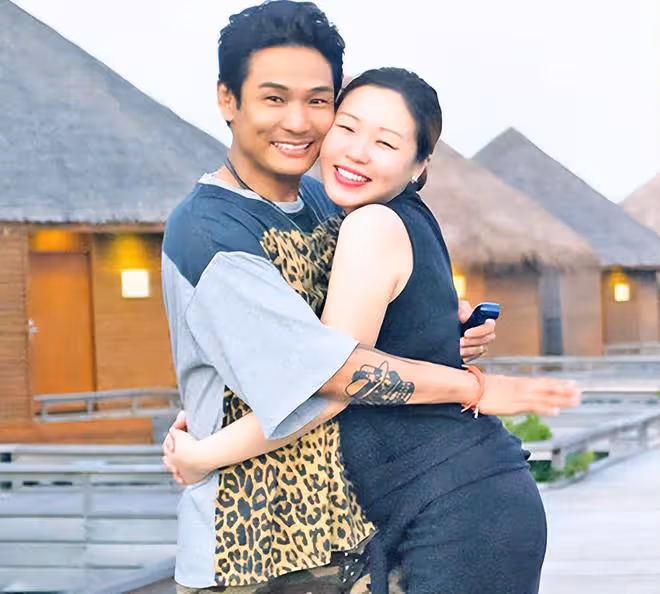 杜德偉小24歲嬌妻攜子參加聚會，皮膚白皙氣質好，5歲兒子太像爸
