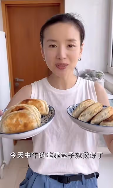 42歲董潔在院子割韭菜，徒手捉蟲子膽子大，兒子身高已超過她