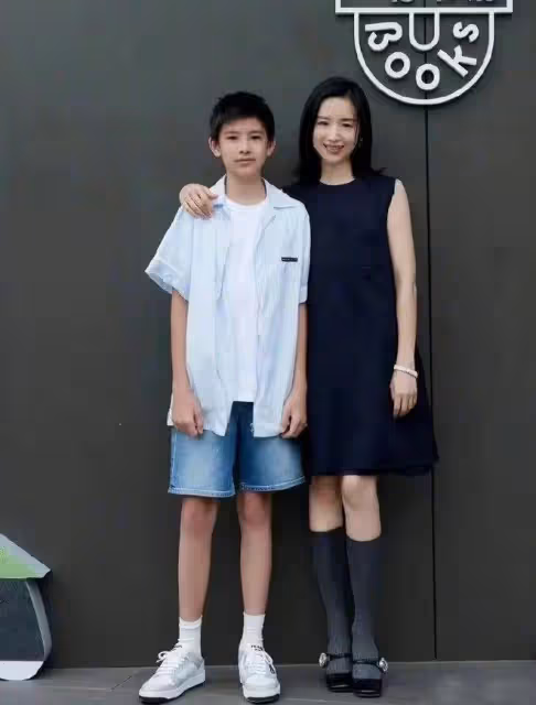 42歲董潔在院子割韭菜，徒手捉蟲子膽子大，兒子身高已超過她