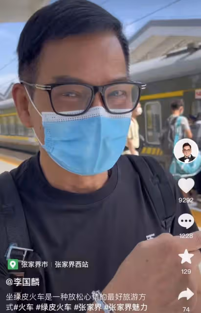 68歲知名港星現身內地坐綠皮車，激動大讚好舒服，不戴口罩沒架子