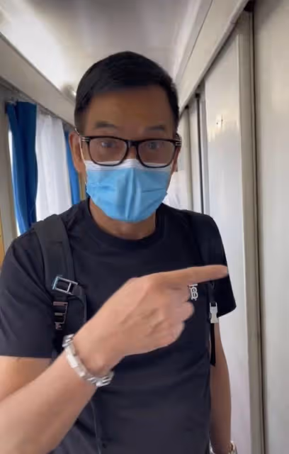 68歲知名港星現身內地坐綠皮車，激動大讚好舒服，不戴口罩沒架子