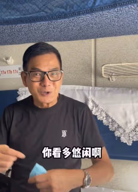 68歲知名港星現身內地坐綠皮車，激動大讚好舒服，不戴口罩沒架子