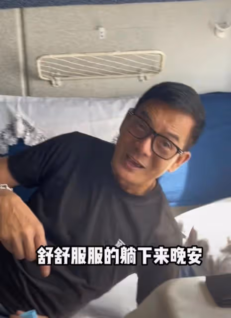 68歲知名港星現身內地坐綠皮車，激動大讚好舒服，不戴口罩沒架子