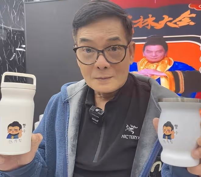 68歲知名港星現身內地坐綠皮車，激動大讚好舒服，不戴口罩沒架子