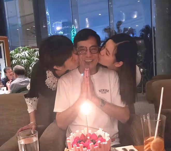 68歲知名港星現身內地坐綠皮車，激動大讚好舒服，不戴口罩沒架子