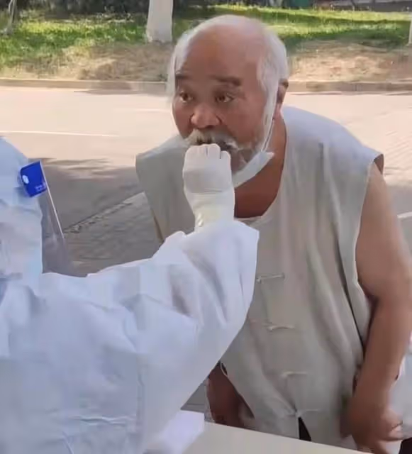 曝67歲李琦近況!穿汗衫馬褂大腹便便,欣賞書法侃侃而談興致高
