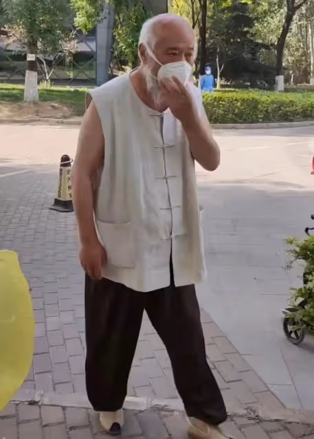 曝67歲李琦近況!穿汗衫馬褂大腹便便,欣賞書法侃侃而談興致高