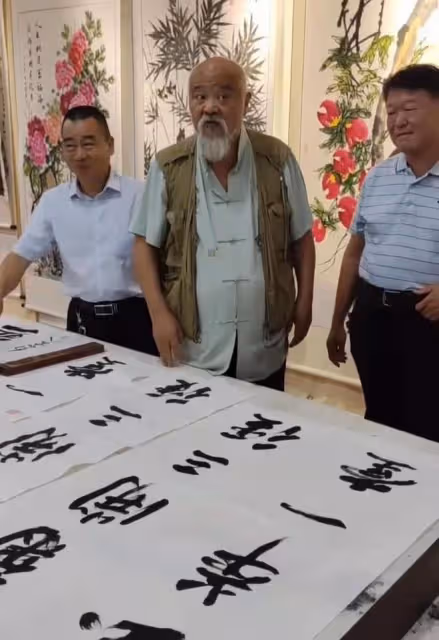 曝67歲李琦近況!穿汗衫馬褂大腹便便,欣賞書法侃侃而談興致高
