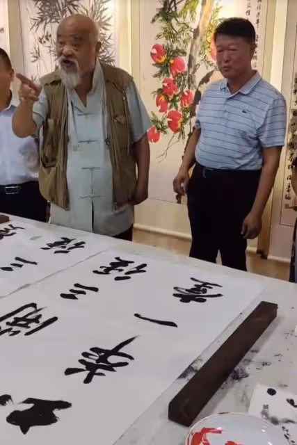 曝67歲李琦近況!穿汗衫馬褂大腹便便,欣賞書法侃侃而談興致高