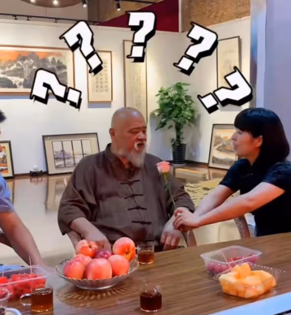 曝67歲李琦近況！穿汗衫馬褂大腹便便，欣賞書法侃侃而談興致高