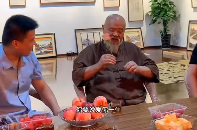 曝67歲李琦近況！穿汗衫馬褂大腹便便，欣賞書法侃侃而談興致高