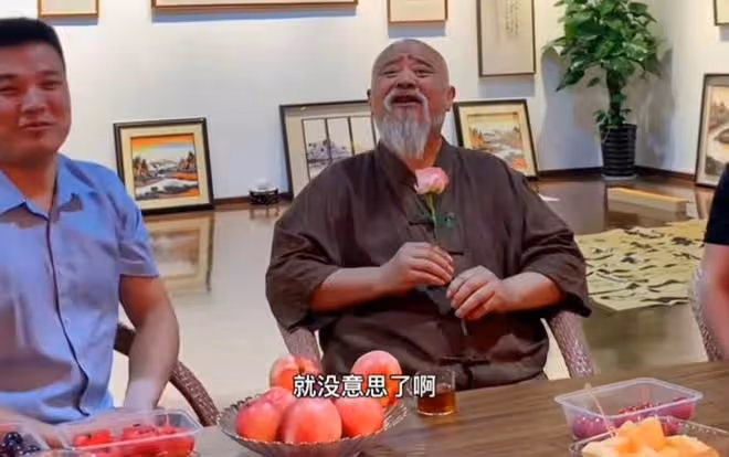 曝67歲李琦近況！穿汗衫馬褂大腹便便，欣賞書法侃侃而談興致高